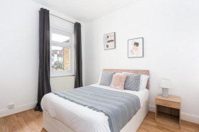 Large 3 Bedroom House with Hot Tub - Sleeps 11!